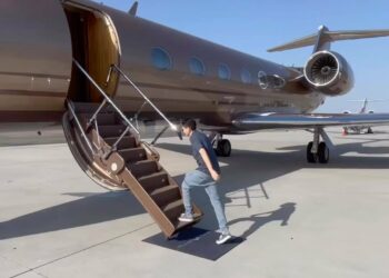 @theecomwolf will teach you how to start an e-commerce business. Follow ➡️ @theecomwolf Follow ➡️ @theecomwolf Follow ➡️ @theecomwolf - The above content is #sponsored #ad and is for informational and advertising purposes only. You should not construe any such information or other material as legal, tax, investment, financial, business or any other advice. Please do your own due diligence on the people represented in this post. This is a paid advertisement. Jason Stone and Millionaire Mentor Inc does not endorse or represent the person or claims in this post. Please do your own due diligence and research before making financial commitments.