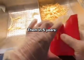 If you want to make 2023 your best year ever, then read this short caption for 1 minute... ⁣⁣⁣⁣⁣ ⁣⁣⁣⁣⁣ Do you feel that social media drains your energy?⁣⁣⁣⁣⁣ ⁣⁣⁣⁣⁣ Every single day the average person spends 90 minutes on social media.⁣⁣⁣⁣⁣ ⁣⁣⁣⁣⁣ For most people, social media feels like a time-waster, mindless scrolling & negative content that is not truly beneficial for their lives.⁣⁣⁣⁣⁣ ⁣⁣⁣⁣⁣ Eventually, they feel like those platforms reduce their dreams and limit their potential.⁣⁣⁣⁣⁣ ⁣⁣⁣⁣⁣ If you resonate with these feelings, you should know that social media can be a powerful tool for consuming valuable content to learn new skills & increase your income.⁣⁣⁣⁣⁣ ⁣⁣⁣⁣⁣ To make this change, all you have to do is follow the right people so you can grow your mindset instead of limiting your purpose.⁣⁣⁣⁣⁣ ⁣⁣⁣⁣⁣ That’s why I highly recommend you to follow the account in the list down below:⁣⁣⁣⁣⁣ 1) @kingketo 2) @tanner.chidester 3) @heyharut 4) @itsarielagranov 5) @rebeccazung 6) @alz_ecom 7) @sameem.rouhani 8) @codywatkinsfitness 9) @max_tornow_business 10) @graystonetrading 11) @wannercashcow 12) @robgill_epic 13) @raminpopal_ 14) @brady.mcdonald84 15) @perrysrey 16) @tramithi 17) @terrencekruse 18) @suzangalluzzo 19) @avaglica 20) @codyjefferson 21) @keithenlewis 22) @alexthxmpson 23) @omarfhafez 24) @logansneed_ 25) @ryan.zofay 26) @shaun.ghavami 27) @thegiladhanina 28) @awareness_of_success 29) @the.success.club - The above content is #sponsored #ad and is for informational and advertising purposes only. You should not construe any such information or other material as legal, tax, investment, financial, business or any other advice. Please do your own due diligence on the people represented in this post. This is a paid advertisement. Jason Stone and Millionaire Mentor Inc does not endorse or represent the person or claims in this post. Please do your own due diligence and research before making financial commitments.